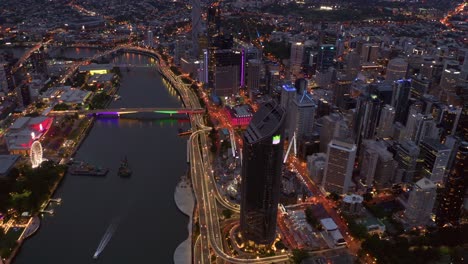 Vista-Aérea-Del-Tráfico-A-Lo-Largo-Del-Río-Brisbane-Con-1-Rascacielos-De-William-Street-En-La-Noche-Cerca-De-Cbd-En-Brisbane,-Australia