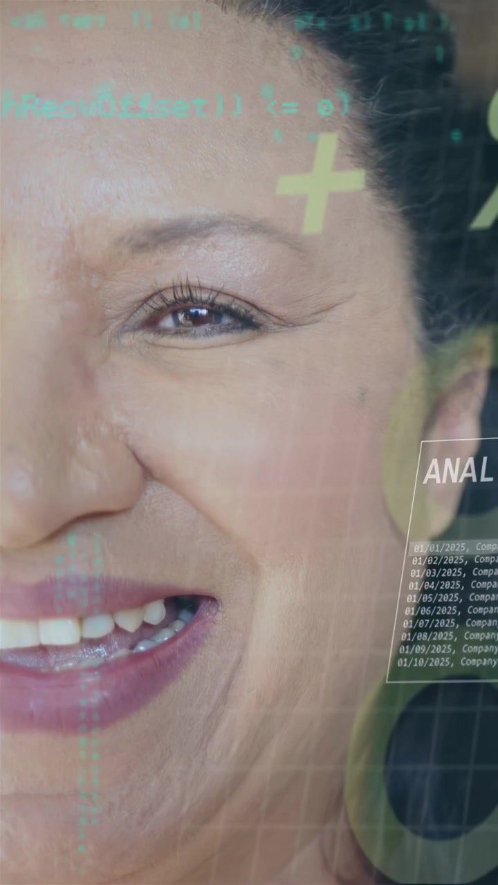 Video verticale: Donna matura che apre l'occhio, sorridendo mentre un HUD mostra un simbolo più, con un tag di analisi.