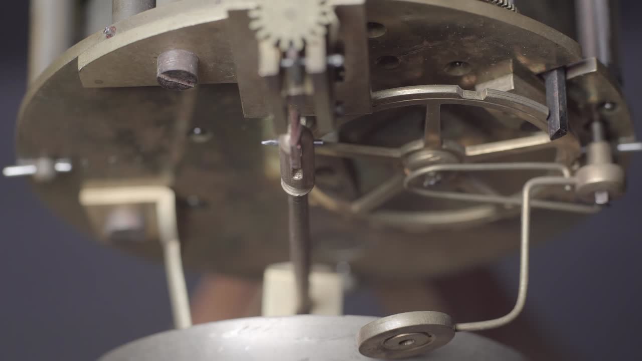 un reloj vintage antiguo con el movimiento del mecanismo de tick-tock