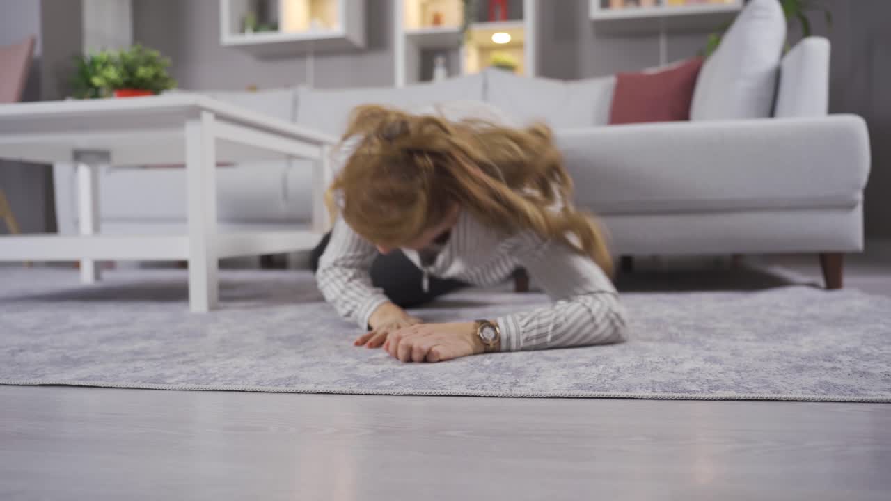 노인. 성숙한  ⁇ 은이가 기절합니다.