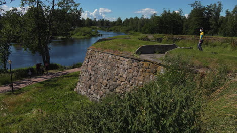 Gente-Deambulando-Por-La-Fortaleza-Del-Museo-Korela-Cerca-Del-Lago-Y-Asombrándose-Por-Su-Hechicera,-Rusia