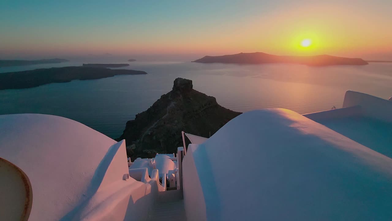 romántico atardecer sobre los tejados de santorini