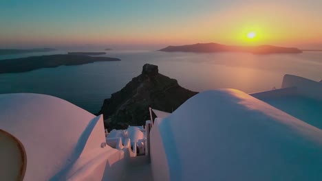 Romantischer-Sonnenuntergang-über-Den-Dächern-Von-Santorini