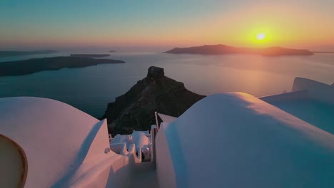 romántico atardecer sobre los tejados de santorini