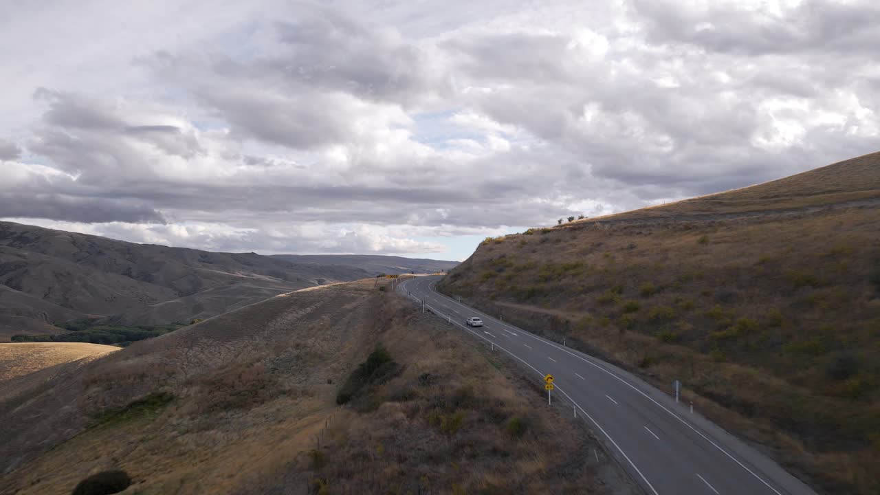 Auto che sfreccia su strada alpina