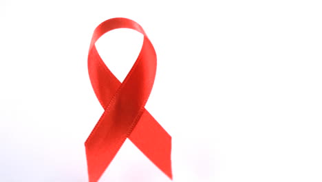 Rotes-Aids-Bewusstseinsband-Fällt-Herunter