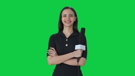 retrato de una feliz reportera india de noticias de pantalla verde