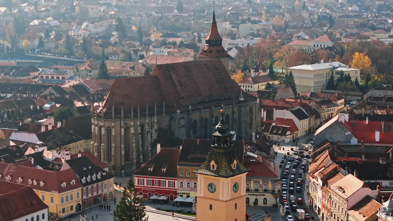 Vista aerea da drone dell'albero di Natale in fase di installazione nella Piazza del Consiglio nel centro storico di Brașov, Romania