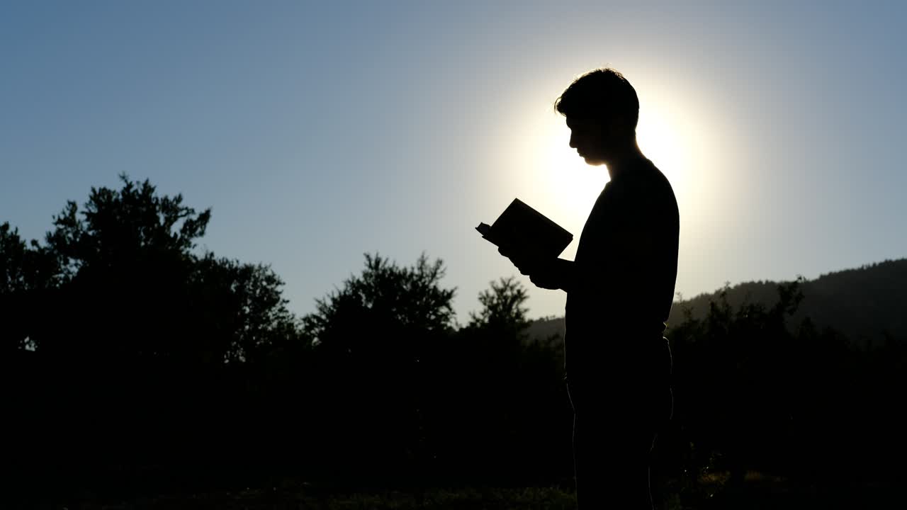 코란을 읽는 무슬림 실루 ⁇