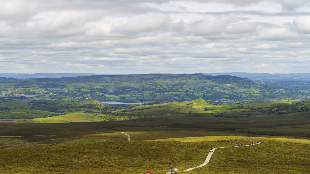 하늘의 계단으로 알려진 cuilcagh 보드워크 트레일의 시간 경과