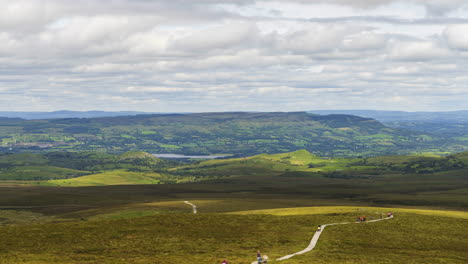 Lapso-De-Tiempo-Del-Sendero-Del-Paseo-Marítimo-De-Cuilcagh-Conocido-Como-Escalera-Al-Paseo-Del-Cielo-En-El-Condado-De-Fermanagh-En-Irlanda-Del-Norte-Durante-El-Día-Con-Paisaje-Escénico