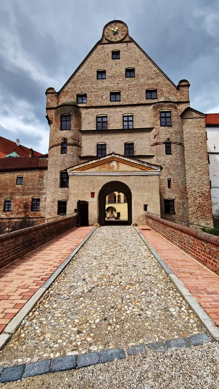 Historisk indgang til Trausnitz-slottet med brostensbelagt sti i Landshut, Tyskland, vertikalt etableringsbillede