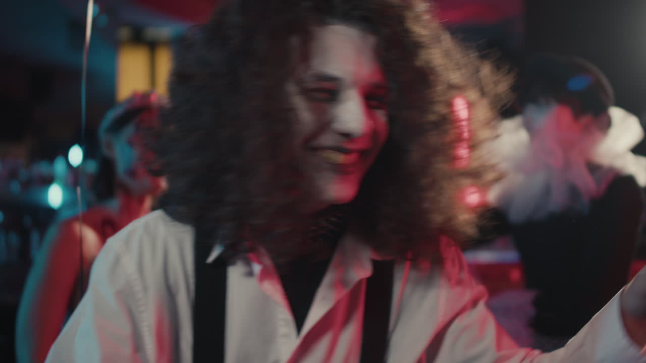 близкий взгляд на молодого парня, танцующего.