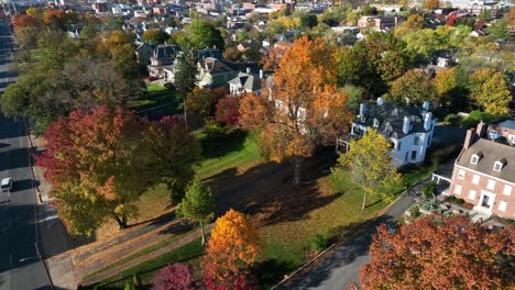 Kolonialhäuser-In-Einer-Kleinstadt-In-Den-USA-Im-Herbst