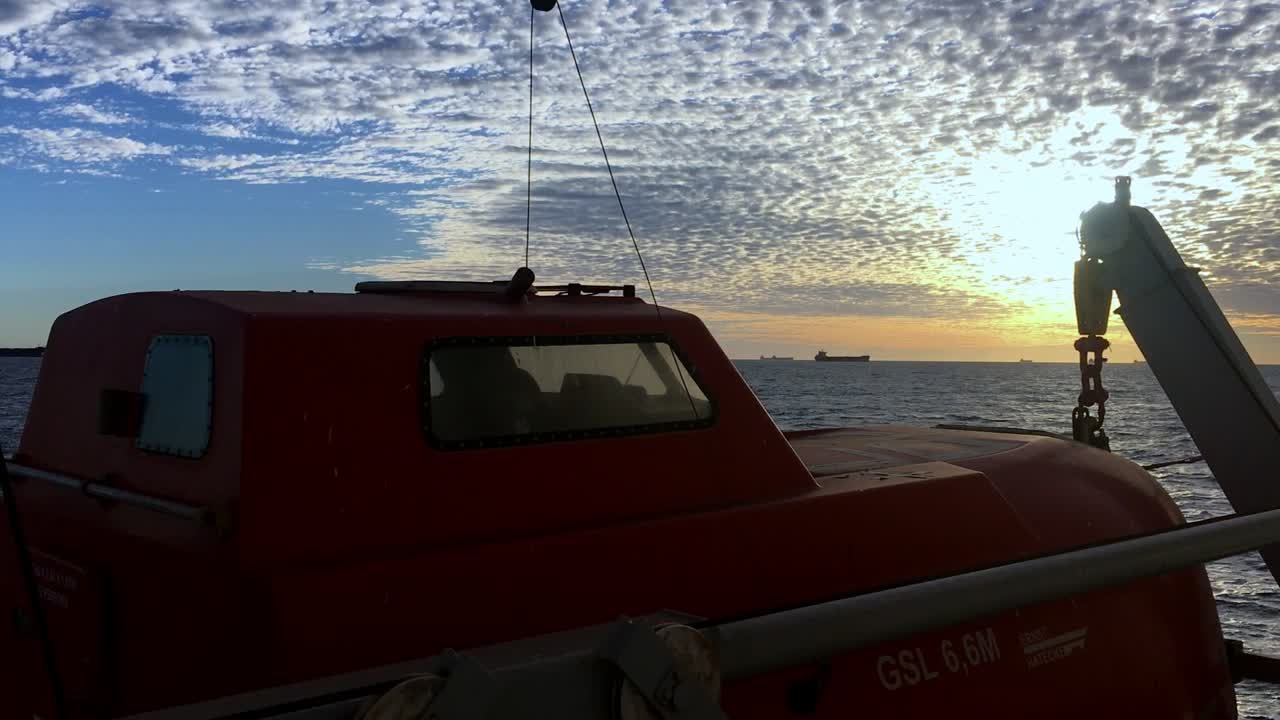 멋진 일출의 핸드헬드 패닝 샷