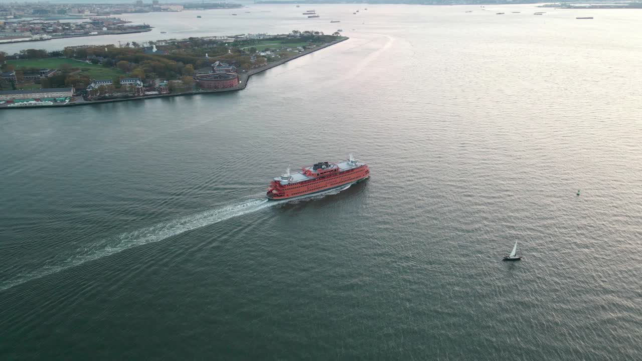 barco de transporte de agua en el punto de picnic de la isla superior de los gobernadores de la bahía en las horas doradas naranjas del atardecer