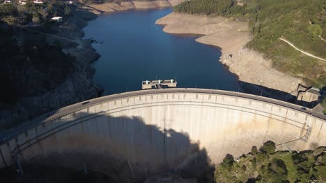 vista aérea de 4k de una presa de agua portuguesa
