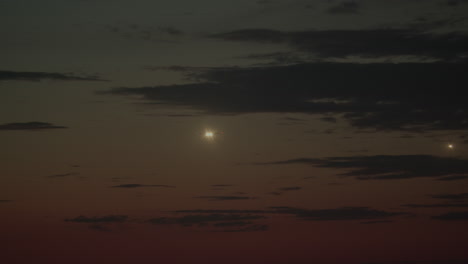 cielo nocturno con planetas y estrellas