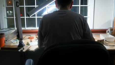 작업실 에서 일 하는 장인 여자