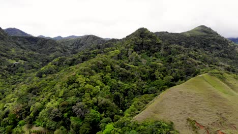 Uraltes-Vulkanisches-Gelände-Mit-Baumbedeckten-Hügeln-Am-Krater-Valle-De-Anton-In-Zentralpanama,-Luftaufnahme-Aus-Dolly