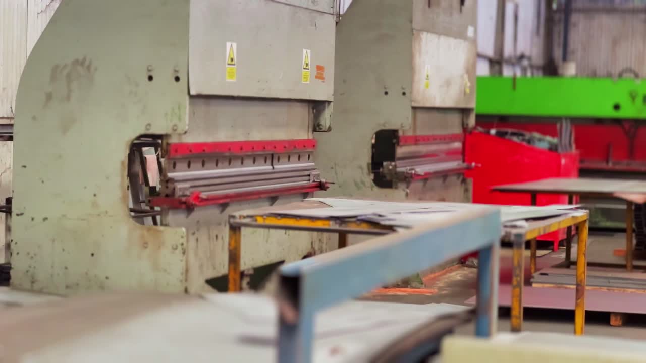 máquina industrial para doblar metal dentro de la fábrica, vista de mano