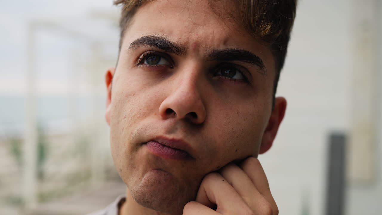 niño pensativo reflexiona sobre un problema que debe resolverse al aire libre en la naturaleza