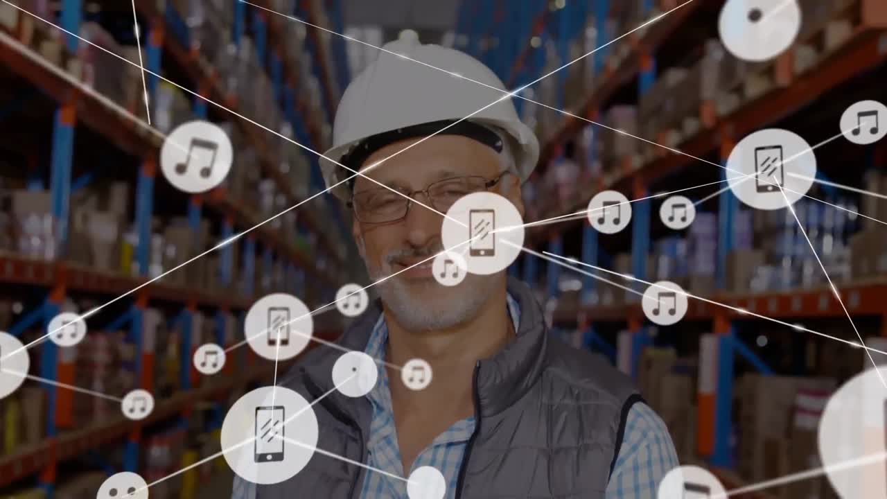 animación de una red de conexiones con iconos sobre un trabajador caucásico en un almacén