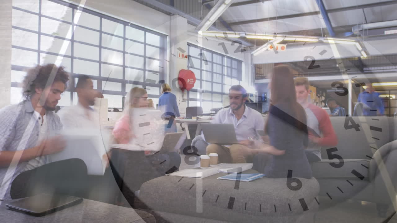 Timelapse av människor på ett kontor och en livlig gata