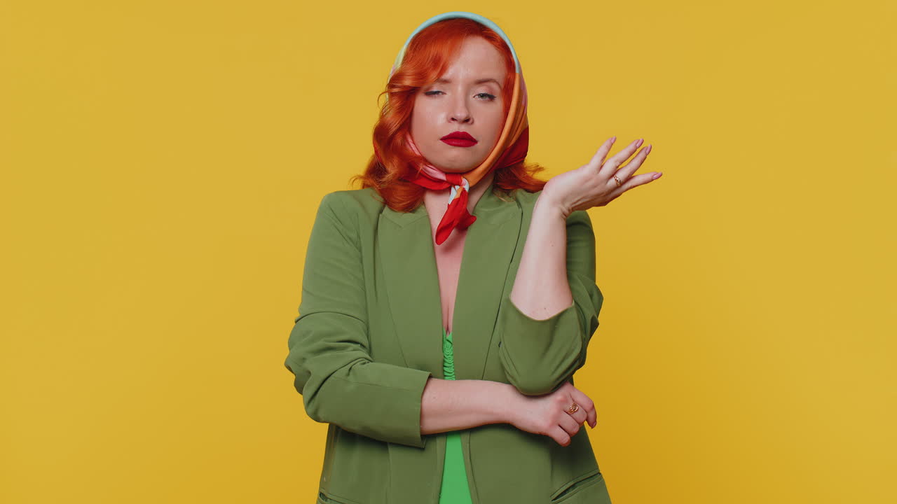 의심스럽고 사려 깊은 은 머리 젊은 여성은 생각하고 상상하고, 어려운 해결책을 궁금해합니다.