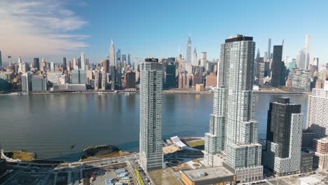 Aerial-Pullback-Away-from-the-East-River-in-Queens-with-Manhattan-Borough-in-Background