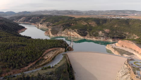 Magnífica-Antena-De-Drones-Sobre-El-Embalse-Masivo-Presa-Francisco-Abellan,-Durante-El-Día