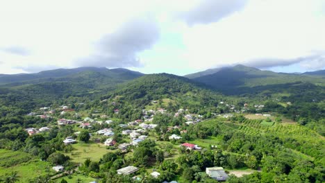 municipio de bailif en la selva y las montañas de guadeloupe, vista aérea