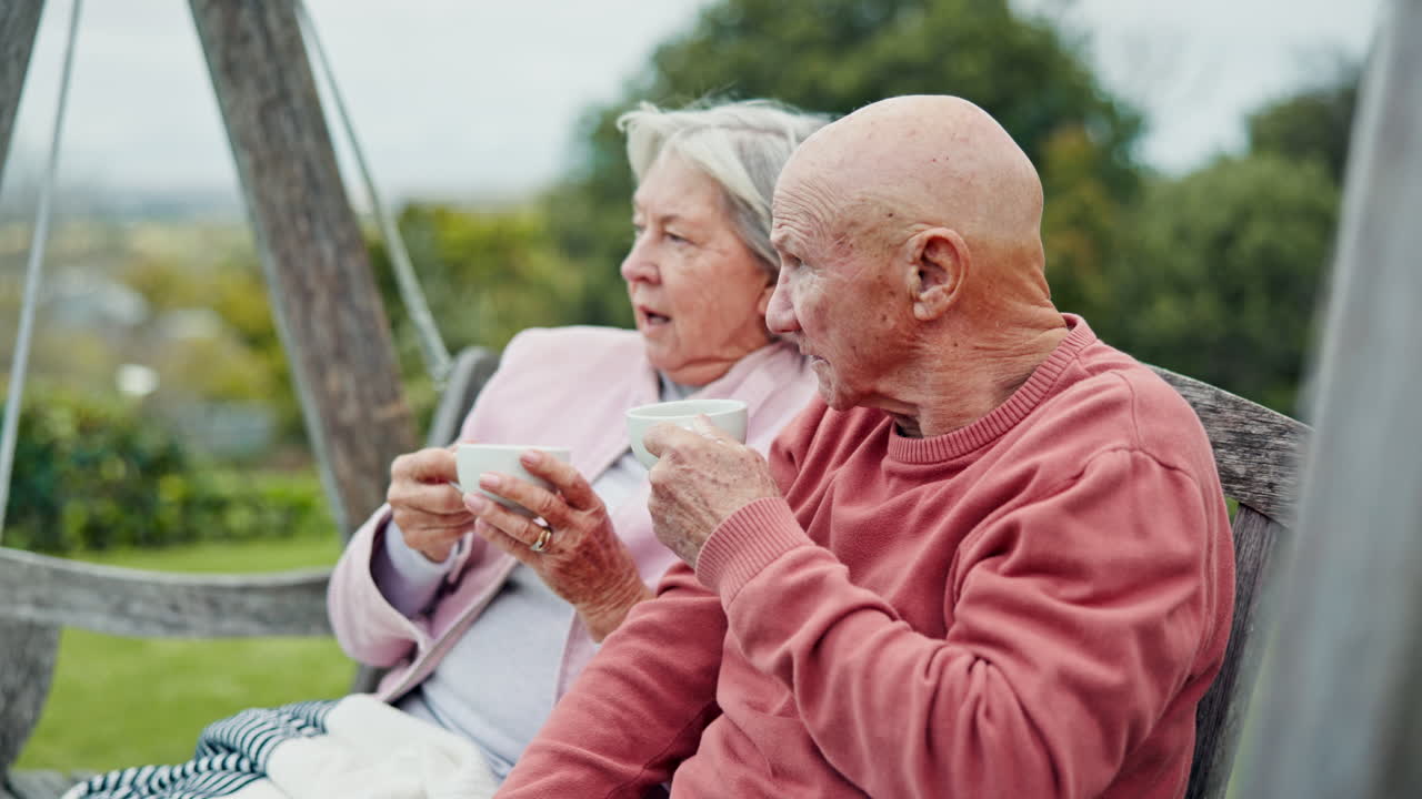 Liebe, Kaffee und älteres Paar auf Bank im Garten