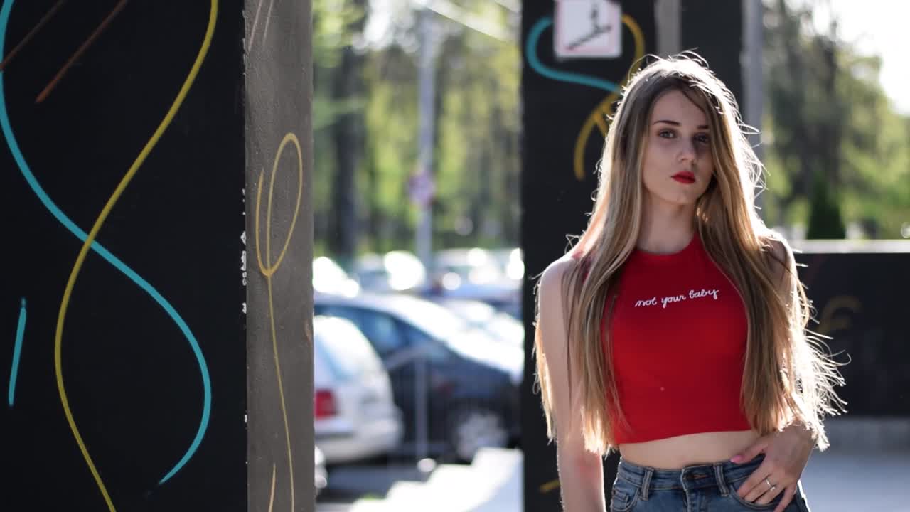 자신감 있고 아름다운 젊은 금발의 여자