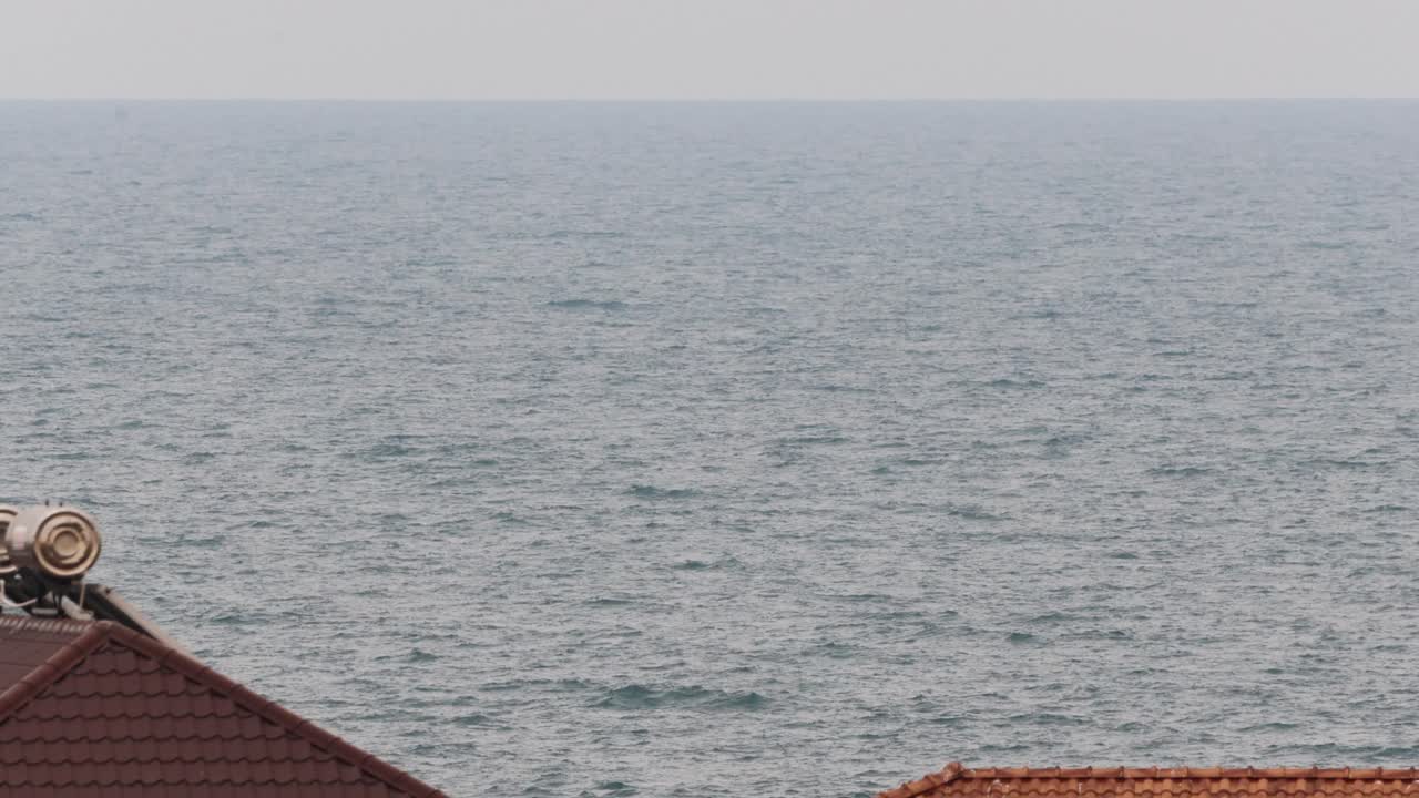 바다가 내려다보이는 집 지붕에 설치된 태양열 온수 시스템의 단열 탱크