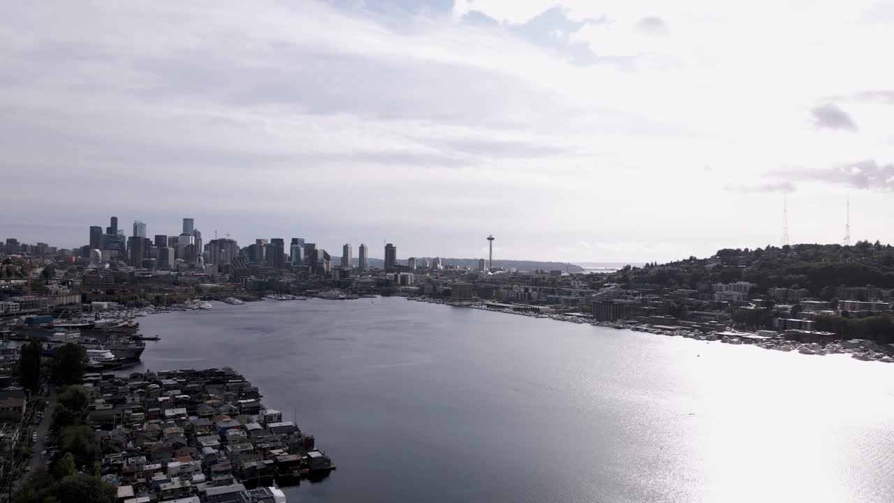 el sol brillante reflejándose en una vista panorámica del lago union y el centro de seattle, aéreo