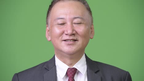 un hombre de negocios japonés maduro relajándose