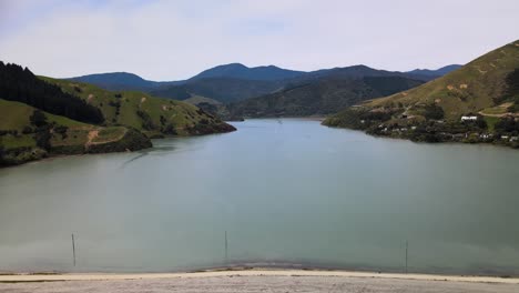 Bahía-De-Cable-En-Nelson-En-Nueva-Zelanda-Durante-El-Día---Retroceso-Aéreo