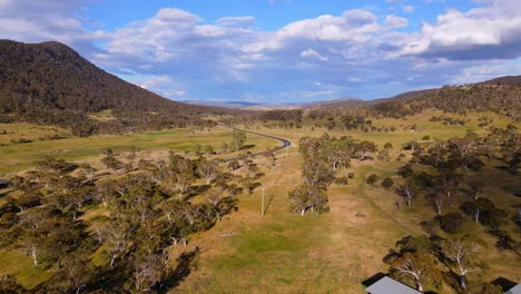 Toma-Aérea-De-La-Autopista-Alpine-Way-Cerca-Del-Parque-Nacional-Kosciuszko-En-Crackenback-En-Un-Día-Soleado,-Nueva-Gales-Del-Sur,-Australia