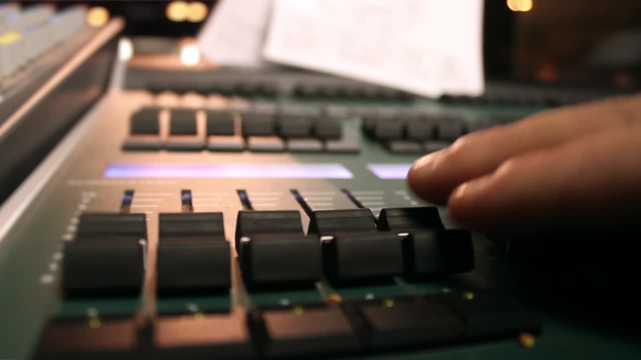 콘서트에서 사운드 및 빛 디지털  ⁇ 서 를 사용하는 남성 의 손