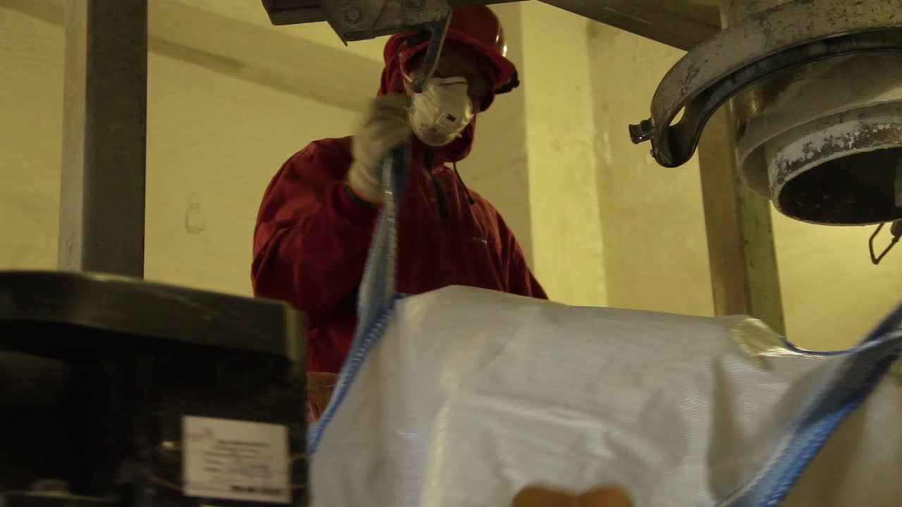 Operaio industriale che carica big bag