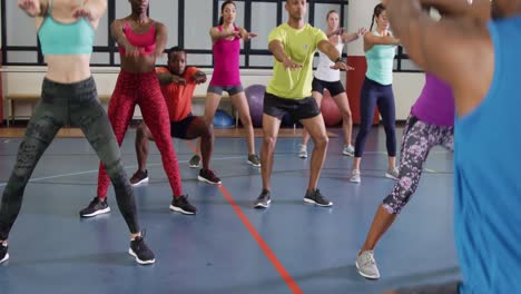 mantenerse en forma en una clase de gimnasia