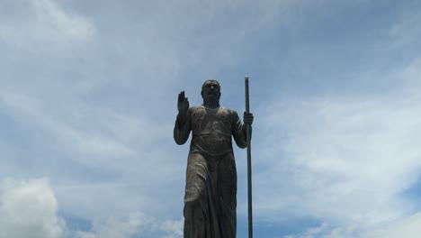 toma en cámara lenta de la estatua de dang hyang nirartha en uluwatu, bali