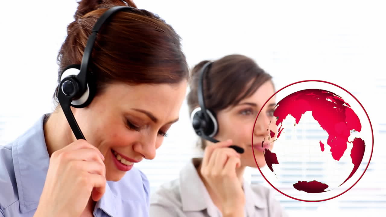 animación del globo sobre personas de negocios que usan auriculares