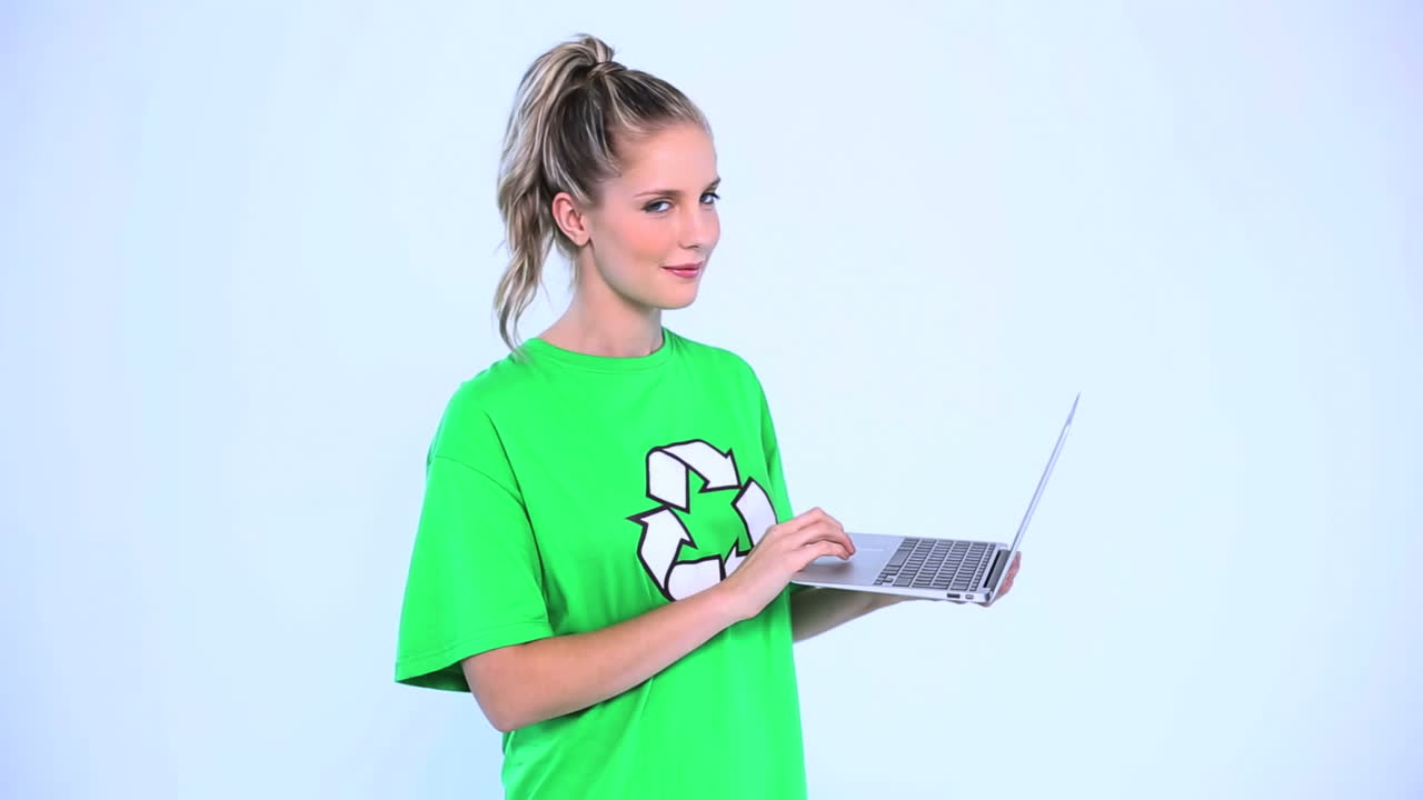 activista ambientalista sonriente dando el pulgar hacia arriba