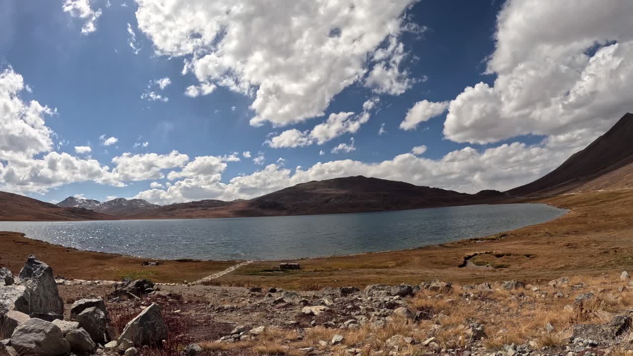 nubes sobre el lago sheosar llanura deosai segunda meseta más alta del mundo