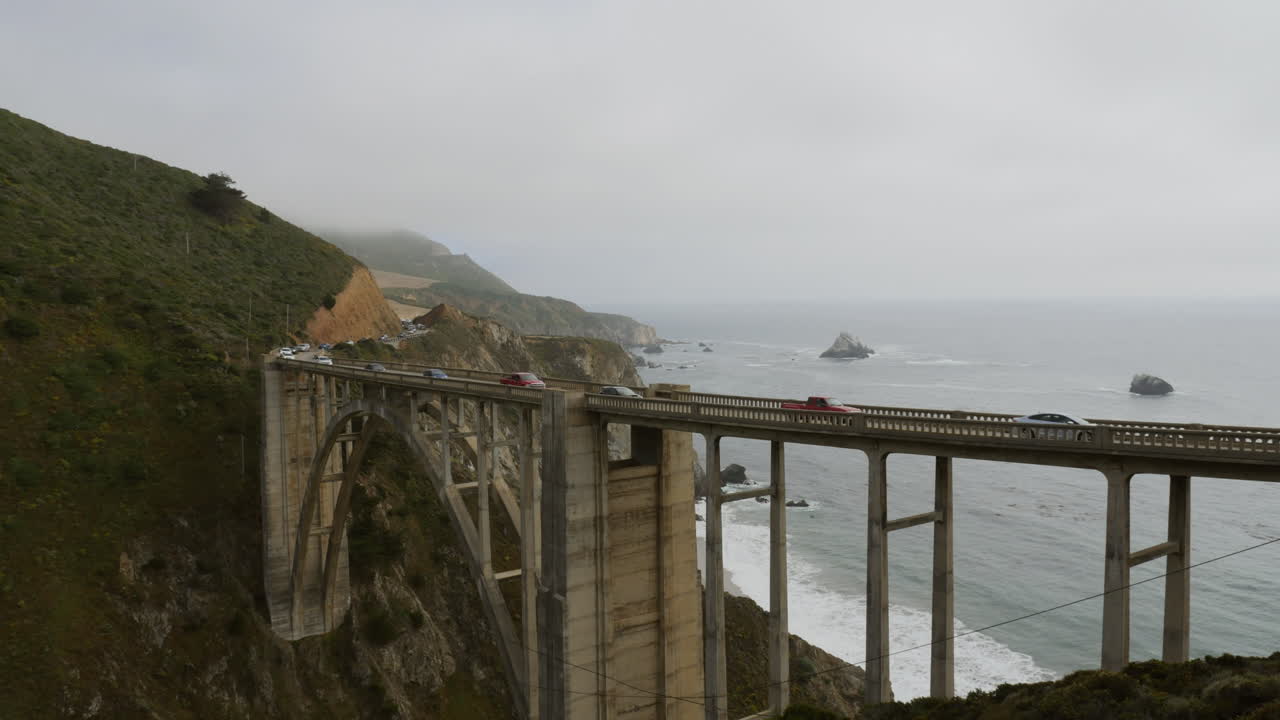 미국 캘리포니아 빅서 해안선의 빅스비 개울 다리가 4k 고해상도로 저속 촬영되었습니다.