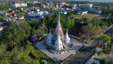 Ruhiger-Traditioneller-Thailändischer-Tempelkomplex,-Tropische-Landschaft