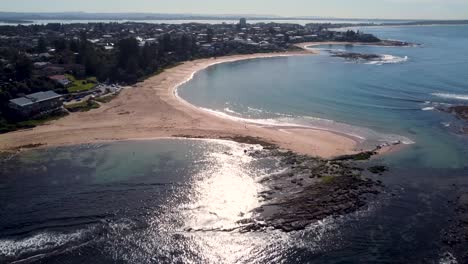 Drohne-Aus-Der-Luft-Szenische-Küstenschwenkaufnahme-Von-Sandiger-Toowoon-Bay-Tuggerah-Seen-Zentrale-Küste-Tourismus-Winter-Nsw-Australien-3840x2160-4k