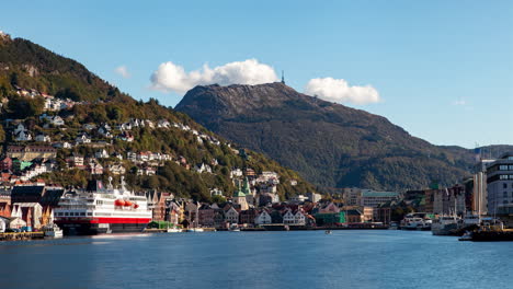 puerto turístico de la ciudad vieja de bergen, noruega